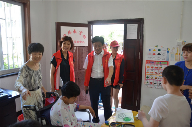 城投集團(tuán)開(kāi)展“傳承紅色基因，敬老愛(ài)幼先行” 現(xiàn)場(chǎng)獻(xiàn)愛(ài)心活動(dòng)