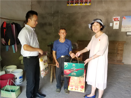 中秋佳節(jié)到 慰問(wèn)進(jìn)家門(mén)——市城投集團(tuán)領(lǐng)導(dǎo)走訪(fǎng)慰問(wèn)貧困戶(hù)