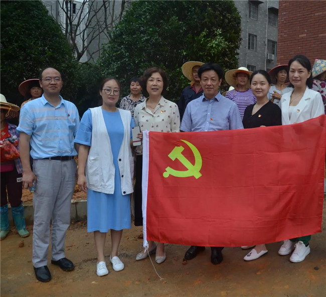 炎炎夏日送清涼，點(diǎn)滴關(guān)懷暖人心——城投集團(tuán)各黨支部開展“送清涼”慰問一線員工活動(dòng)