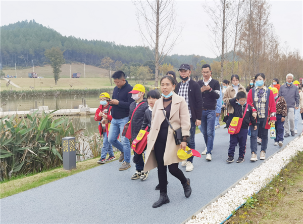“千人市民觀察團(tuán)”走進(jìn)城投集團(tuán)龍山湖公園、陶瓷產(chǎn)業(yè)加速基地等項(xiàng)目