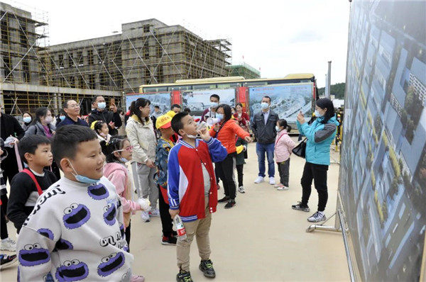 “千人市民觀察團(tuán)”走進(jìn)城投集團(tuán)龍山湖公園、陶瓷產(chǎn)業(yè)加速基地等項(xiàng)目