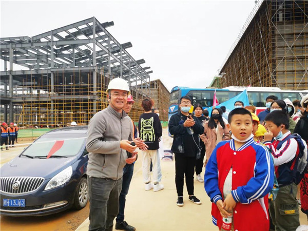 “千人市民觀察團(tuán)”走進(jìn)城投集團(tuán)龍山湖公園、陶瓷產(chǎn)業(yè)加速基地等項(xiàng)目