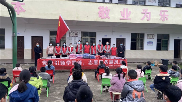 市城投集團(tuán)開展“黨建引領(lǐng)學(xué)雷鋒，志愿服務(wù)展風(fēng)采”送溫暖活動