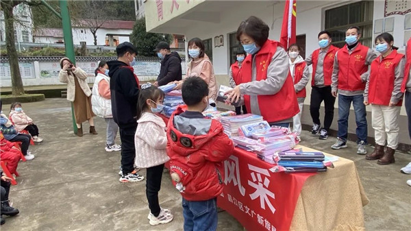 市城投集團(tuán)開展“黨建引領(lǐng)學(xué)雷鋒，志愿服務(wù)展風(fēng)采”送溫暖活動